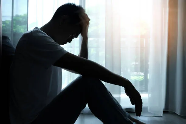 Pessoa em angústia diante de uma situação jurídica difícil